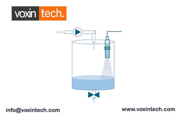 M30 ultrasonic level sensor measuring liquid level in a tank